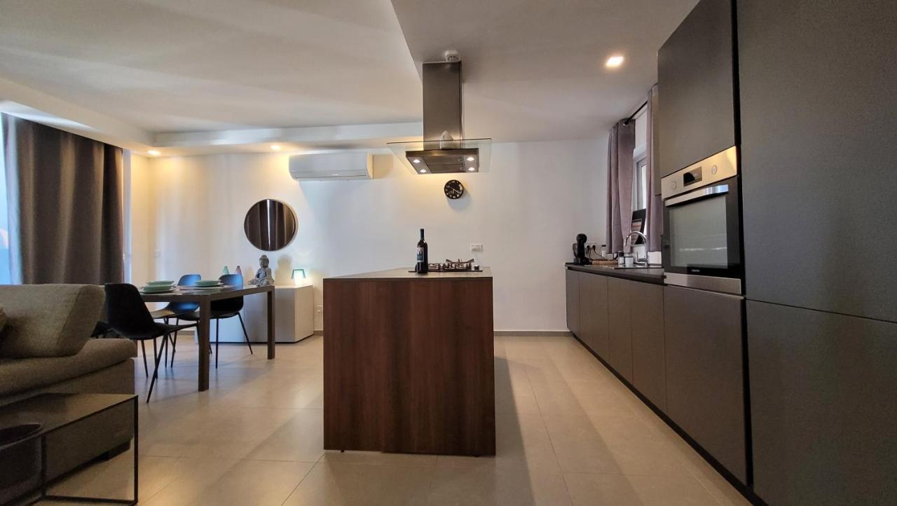 Stylish - Modern - Large Terrace - 2 Bed - 200 M From Sea - Fully Air Con Apartman San Pawl il-Baħar Kültér fotó