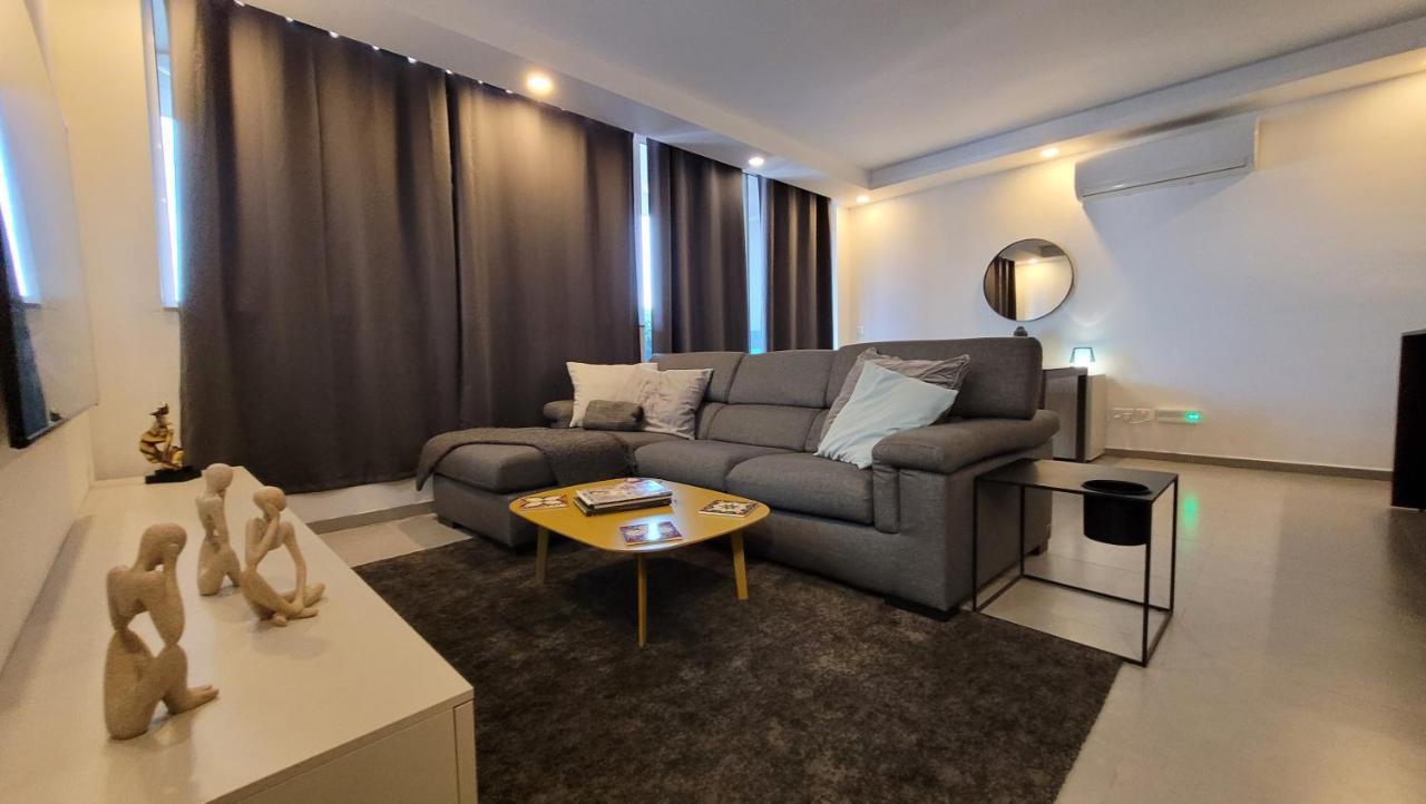Stylish - Modern - Large Terrace - 2 Bed - 200 M From Sea - Fully Air Con Apartman San Pawl il-Baħar Kültér fotó