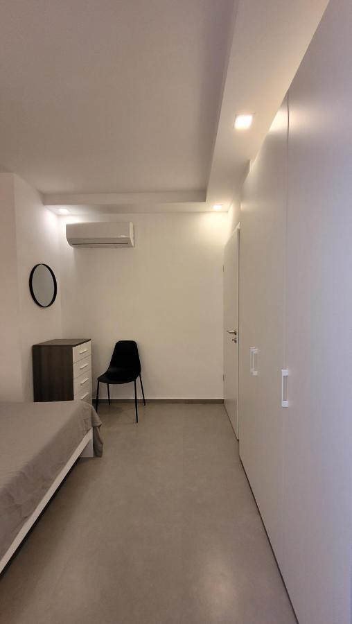 Stylish - Modern - Large Terrace - 2 Bed - 200 M From Sea - Fully Air Con Apartman San Pawl il-Baħar Kültér fotó
