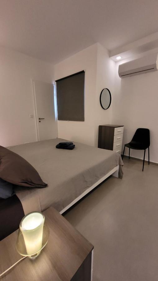 Stylish - Modern - Large Terrace - 2 Bed - 200 M From Sea - Fully Air Con Apartman San Pawl il-Baħar Kültér fotó